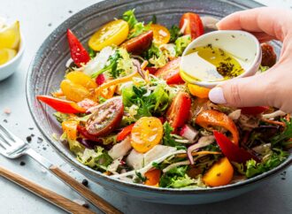 Salata de vară devine un preparat de lux. Cu cât s-au SCUMPIT roșiile, castraveții și ardeii