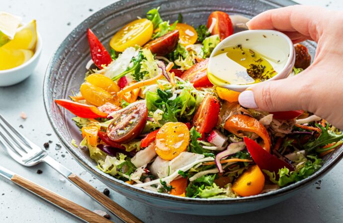 Salata de vară devine un preparat de lux. Cu cât s-au SCUMPIT roșiile, castraveții și ardeii
