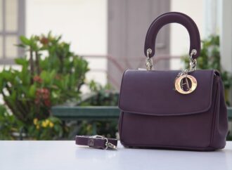 Brandul Christian DIOR plătește doar 53 de euro pentru fabricarea unei genți, vândute cu 2.700 de euro. Angajații, obligați să lucreze non-stop Brandul Christian DIOR plătește doar 53 de euro pentru fabricarea unei genți, vândute cu 2.700 de euro. Angajații, obligați să lucreze non-stop