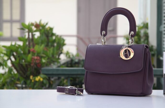 Brandul Christian DIOR plătește doar 53 de euro pentru fabricarea unei genți, vândute cu 2.700 de euro. Angajații, obligați să lucreze non-stop