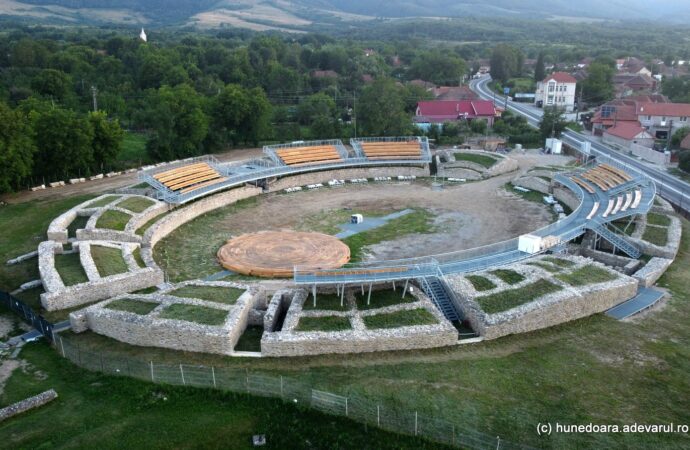 Amfiteatrul roman cu o înfățișare fantezistă, căpătată după doi ani de restaurare. Va fi redeschis turiștilor VIDEO Amfiteatrul roman cu o înfățișare fantezistă, căpătată după doi ani de restaurare. Va fi redeschis turiștilor VIDEO