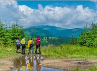 Jurnaliștii britanici au mers pe Via Transilvanica, o aventură pe ruta de 1.400 km prin inima României. Momentul „palinca-o-clock”