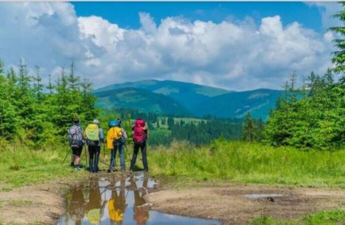 Jurnaliștii britanici au mers pe Via Transilvanica, o aventură pe ruta de 1.400 km prin inima României. Momentul „palinca-o-clock”