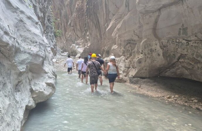 „Valea Ascunsă”, zona splendidă din Turcia, unde puțini turiști se încumetă să ajungă. Traseul periculos duce căre o cascadă secretă: „Vedem multe accidente”
