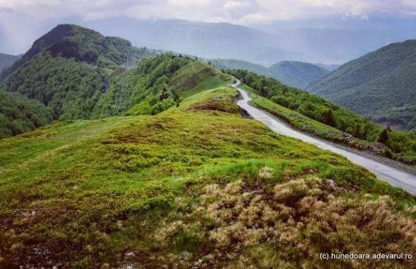 Șoselele montane care se opresc în sălbăticie, repere turistice. Unde se află Transvâlcan, drumul uitat din Carpați VIDEO Șoselele montane care se opresc în sălbăticie, repere turistice. Unde se află Transvâlcan, drumul uitat din Carpați VIDEO