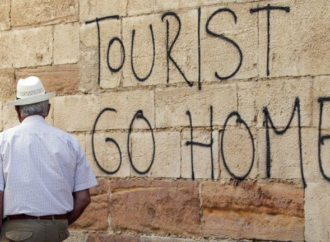 Europa de Sud, sătulă de turiști: „Plecați acasă!”. Cum luptă destinațiile populare împotriva supraturismului