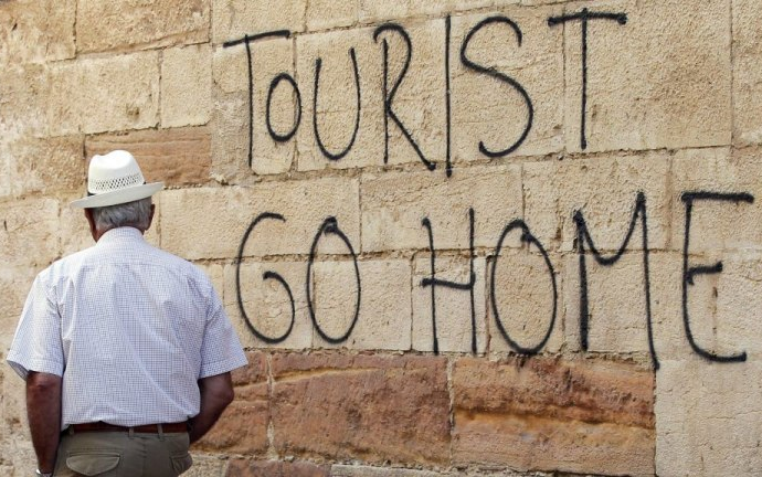 Europa de Sud, sătulă de turiști: „Plecați acasă!”. Cum luptă destinațiile populare împotriva supraturismului