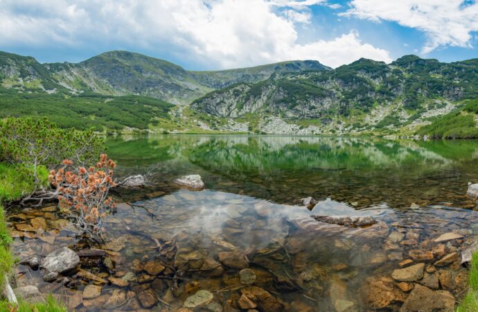 Legendele muntelui Parâng care își apără tainele: vara aruncă cu mingi de foc, iar iarna păstrează zăpada de doi metri