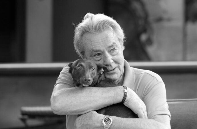 Familia lui Delon respinge cererea de eutanasiere a câinelui său Familia lui Delon respinge cererea de eutanasiere a câinelui său