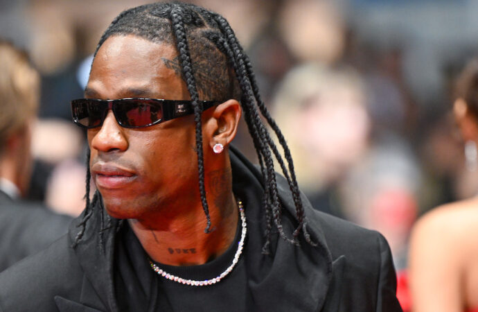 Travis Scott a fost eliberat din arestul poliției Travis Scott a fost eliberat din arestul poliției