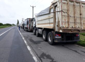 Centura Capitalei, pericol public pentru șoferi. Mihai și-a schimbat parbrizul de patru ori în doar câteva zile! Centura Capitalei, pericol public pentru șoferi. Mihai și-a schimbat parbrizul de patru ori în doar câteva zile!