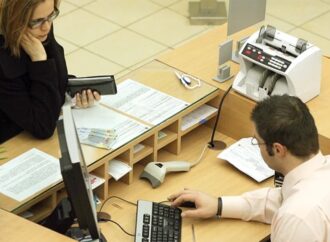Acești români vor fi iertați de toate datoriile la bănci. „Legea celei de-a doua șanse” a devenit oficială