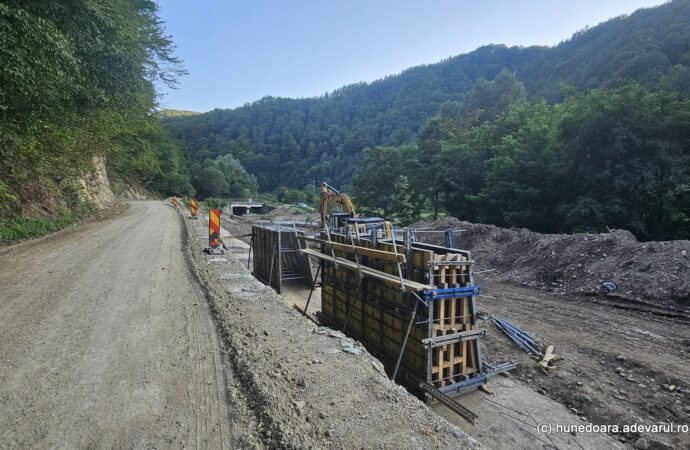 Drumurile care duc în ținutul cetăților dacice sunt modernizate. Locurile impresionante de pe traseele din munți VIDEO Drumurile care duc în ținutul cetăților dacice sunt modernizate. Locurile impresionante de pe traseele din munți VIDEO
