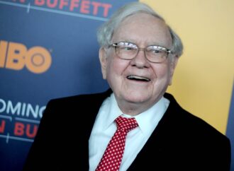 Warren Buffet anticipează o „FURTUNĂ ECONOMICĂ” și își vinde acțiunile companiei sale