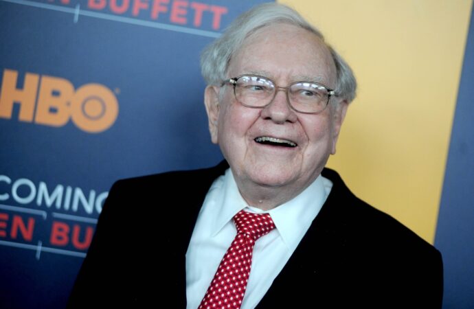 Warren Buffet anticipează o „FURTUNĂ ECONOMICĂ” și își vinde acțiunile companiei sale