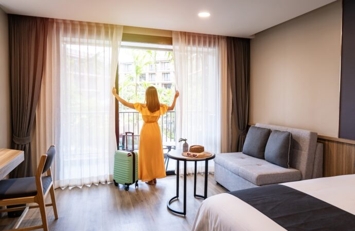 Cele 7 semnale la care trebuie să fiți atenți atunci când vă cazați la un hotel. Ce pot indica lipsa cărucioarelor de bagaje sau modul în care este făcut patul