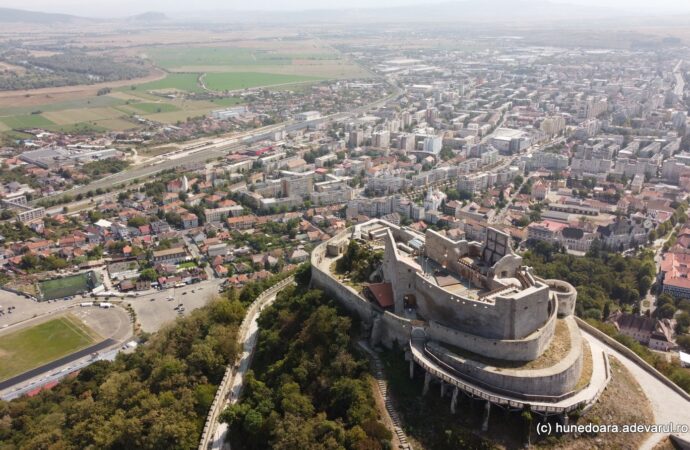 Spectaculoasa cetate medievală din vest își pierde turiștii. Telecabina nouă de patru milioane de euro, pe butuci