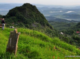 Straniile cetăți de piatră din Metaliferi. „Flăcări jucau deasupra pământului. Acul busolei, când spre sud, când spre nord”