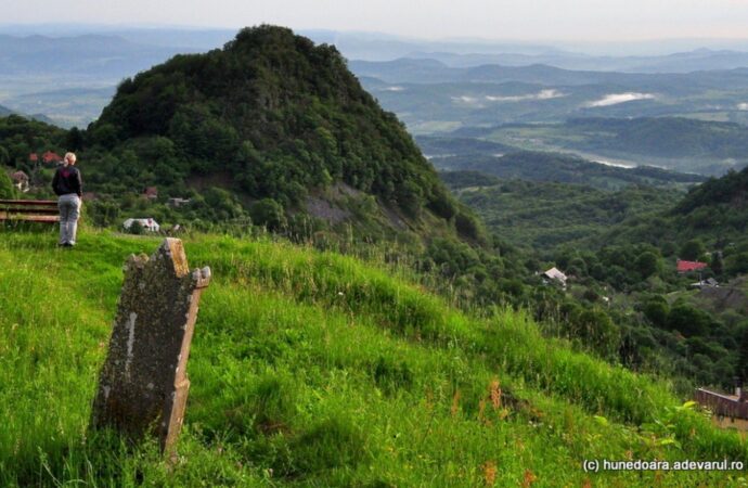 Straniile cetăți de piatră din Metaliferi. „Flăcări jucau deasupra pământului. Acul busolei, când spre sud, când spre nord” Straniile cetăți de piatră din Metaliferi. „Flăcări jucau deasupra pământului. Acul busolei, când spre sud, când spre nord”