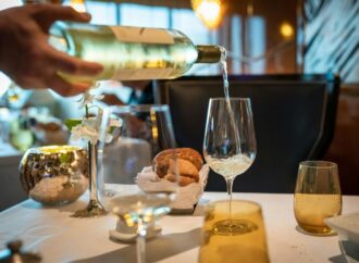 Orașul turistic în care un pahar de vin costă puțin peste un euro Orașul turistic în care un pahar de vin costă puțin peste un euro