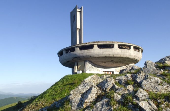 Monumentul comunist, în forma de OZN, din țara vecină, care atrage zeci de mii de vizitatori anual Monumentul comunist, în forma de OZN, din țara vecină, care atrage zeci de mii de vizitatori anual
