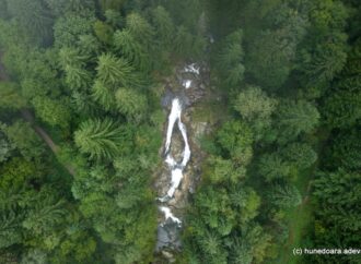 Ce făceau turiștii români pe munte, în trecut. „Refugiul din Retezat, murdar și zgomotos. Abundență de conserve aruncate”