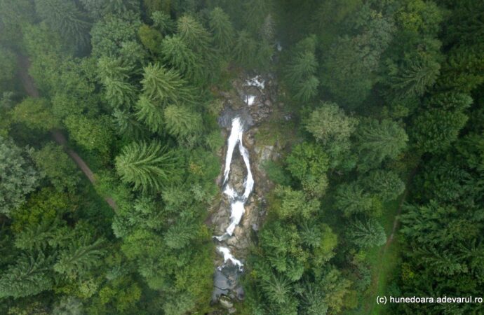 Ce făceau turiștii români pe munte, în trecut. „Refugiul din Retezat, murdar și zgomotos. Abundență de conserve aruncate”