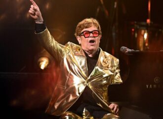 Elton John a dezvăluit că a rămas cu „vedere limitată” la un ochi Elton John a dezvăluit că a rămas cu „vedere limitată” la un ochi