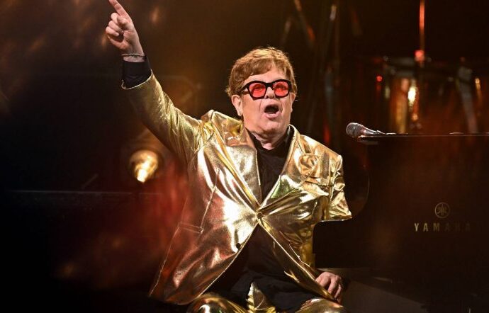 Elton John a dezvăluit că a rămas cu „vedere limitată” la un ochi