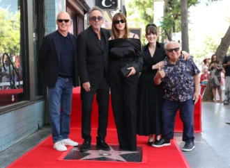 Tim Burton primește o stea pe Walk of Fame Tim Burton primește o stea pe Walk of Fame