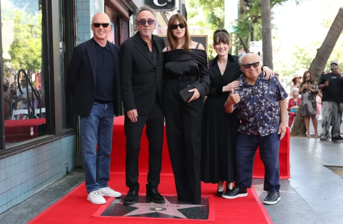 Tim Burton primește o stea pe Walk of Fame Tim Burton primește o stea pe Walk of Fame