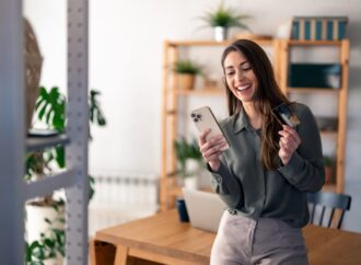 Românii au cheltuit peste 10 miliarde de euro anul trecut in cumpărături ONLINE. Care sunt produsele preferate Românii au cheltuit peste 10 miliarde de euro anul trecut in cumpărături ONLINE. Care sunt produsele preferate