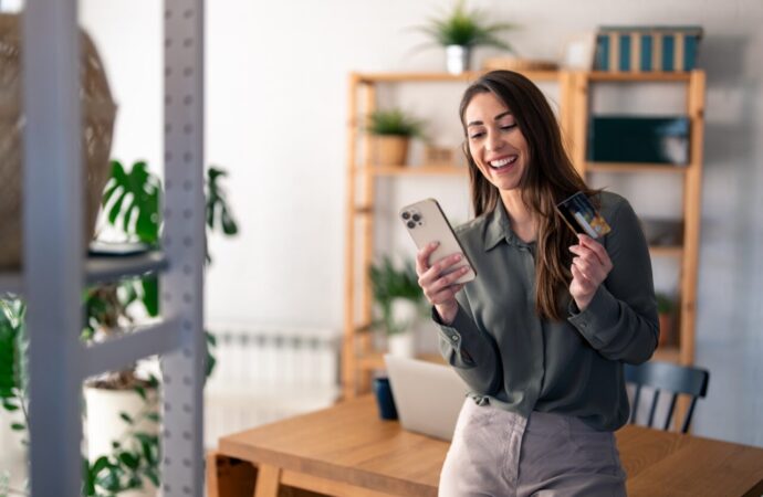 Românii au cheltuit peste 10 miliarde de euro anul trecut in cumpărături ONLINE. Care sunt produsele preferate Românii au cheltuit peste 10 miliarde de euro anul trecut in cumpărături ONLINE. Care sunt produsele preferate