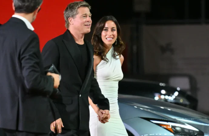 Brad Pitt apare alături de iubita sa la Festivalul de Film din Veneția Brad Pitt apare alături de iubita sa la Festivalul de Film din Veneția