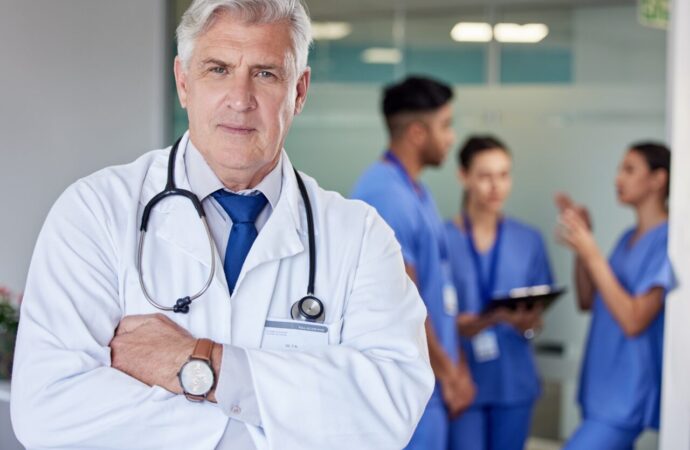 Medicii se vor PENSIONA la 70 de ani sau deloc, în anumite condiții