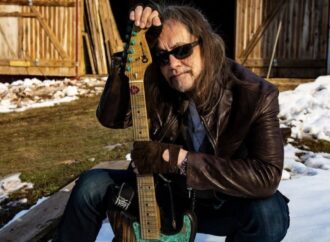 Jake E Lee a fost împușcat în timp ce își plimba câinele Jake E Lee a fost împușcat în timp ce își plimba câinele
