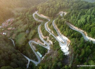 Șoseaua Transluncani, „Transalpina vestului” blocată în pădure. Cum arată drumul superb din Munții Poiana Ruscă