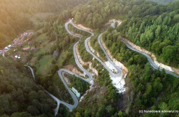 Șoseaua Transluncani, „Transalpina vestului” blocată în pădure. Cum arată drumul superb din Munții Poiana Ruscă