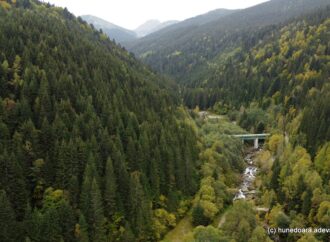 Toamna, vremea ideală pentru drumeții în Retezat. Ce trebuie să știe turiștii care ajung la munte Toamna, vremea ideală pentru drumeții în Retezat. Ce trebuie să știe turiștii care ajung la munte