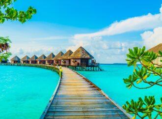 „Maldivizarea” vacanțelor de lux. Șase pretendente la tronul turismului suprem, din Grecia până în Arabia Saudită „Maldivizarea” vacanțelor de lux. Șase pretendente la tronul turismului suprem, din Grecia până în Arabia Saudită