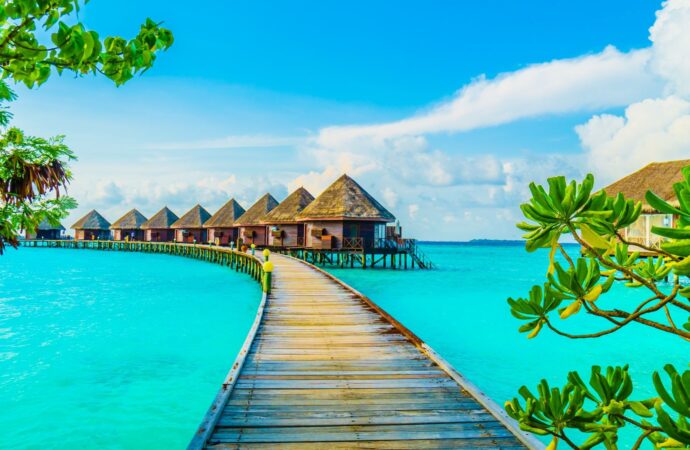 „Maldivizarea” vacanțelor de lux. Șase pretendente la tronul turismului suprem, din Grecia până în Arabia Saudită „Maldivizarea” vacanțelor de lux. Șase pretendente la tronul turismului suprem, din Grecia până în Arabia Saudită