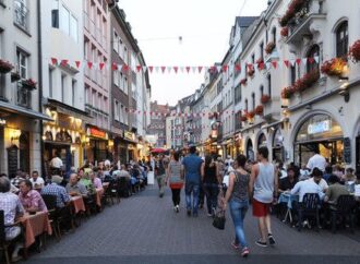 Orașul care atrage turiștii cu „cel mai lung bar din lume” Orașul care atrage turiștii cu „cel mai lung bar din lume”