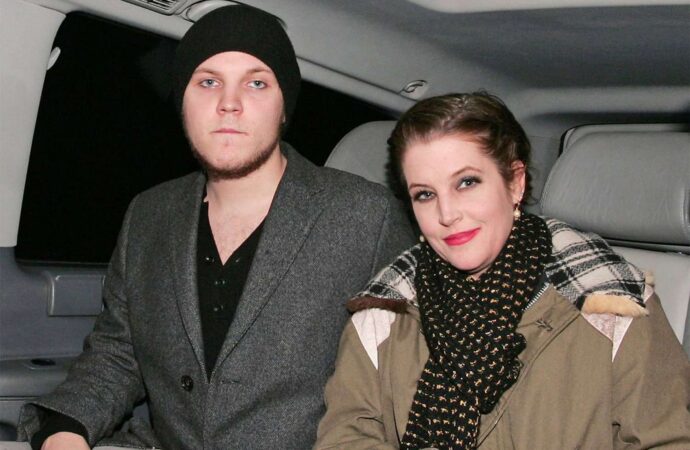 Lisa Marie Presley și-a ținut fiul mort în gheață carbonică două luni Lisa Marie Presley și-a ținut fiul mort în gheață carbonică două luni