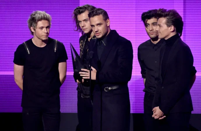 Cele cinci albume One Direction au revenit în top 40 în UK Cele cinci albume One Direction au revenit în top 40 în UK