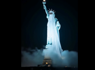 Statuia Libertății din NY „s-a transformat” în fantomă de Halloween Statuia Libertății din NY „s-a transformat” în fantomă de Halloween