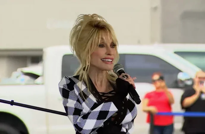 Dolly Parton donează 1 milion de dolari pentru victimele Helene Dolly Parton donează 1 milion de dolari pentru victimele Helene