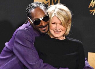 Snoop Dogg și Martha Stewart lansează colecția „Hold the Phone” Snoop Dogg și Martha Stewart lansează colecția „Hold the Phone”