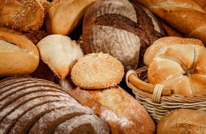 Românii mănâncă în medie 7 kg de pâine pe lună, mai puțină de la an la an. Clasica franzelă pierde tot mai mult teren