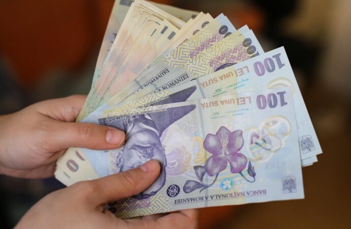 Salariul minim brut ar putea ajunge la 4100 LEI din 2025