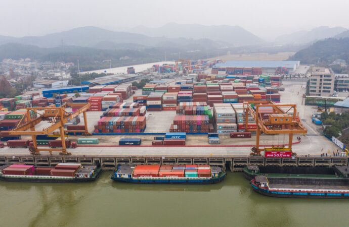 UE anunță intrarea în vigoare a TAXELOR VAMALE impuse mașinilor electrice chineze /Beijingul amenință cu măsuri de retorsiune UE anunță intrarea în vigoare a TAXELOR VAMALE impuse mașinilor electrice chineze /Beijingul amenință cu măsuri de retorsiune